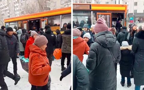 Семей, давка, люди, пассажиры