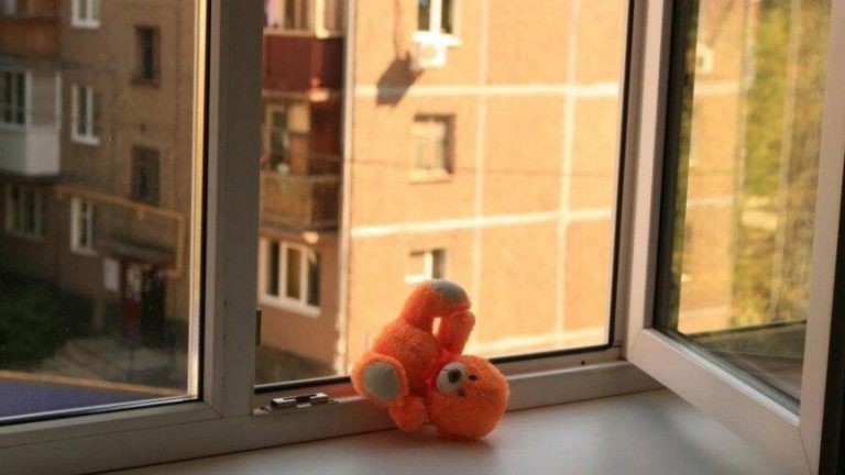 Дети выпали из окна