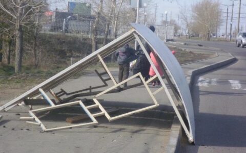 Повредили остановки