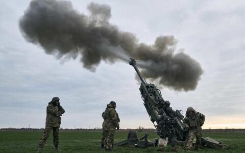 Украинские защитники обстреливают позиции российских оккупантов в Херсонской области. Американская гаубица777777 в действии. 10 января 2023 года. Авторы Константин и Влада Либеровы.