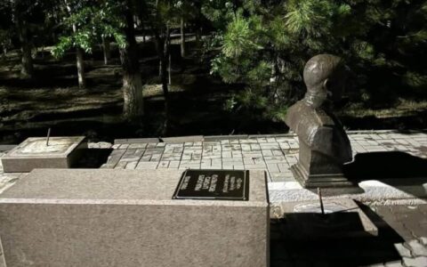 Памятник