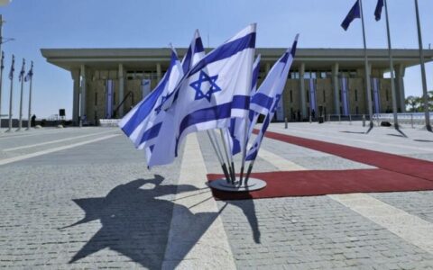 Государственный флаг у здания израильского Парламента