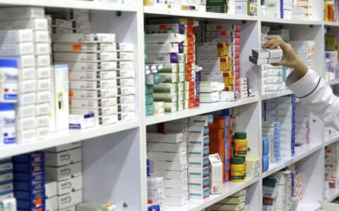 Несколько партий просроченных лекарств пришлось утилизировать из-за неправильного планирования закупок 4 Лекарства на стеллажах