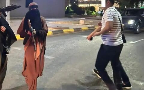 Девушки в никабах с игрушечными автоматами
