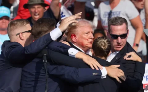 Дональд Трамп в момент после выстрела