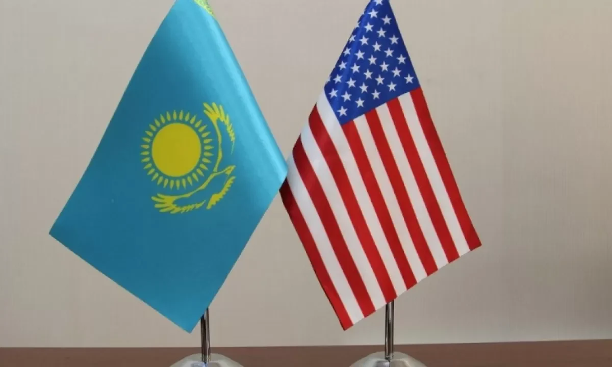 Флаги Казахстана и США