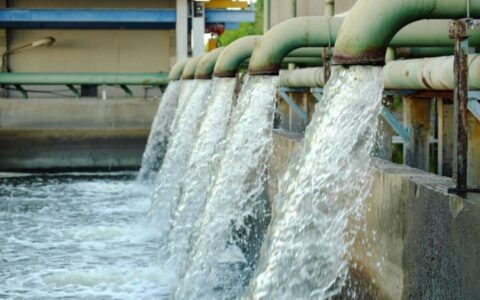 Краны с водой на предприятии