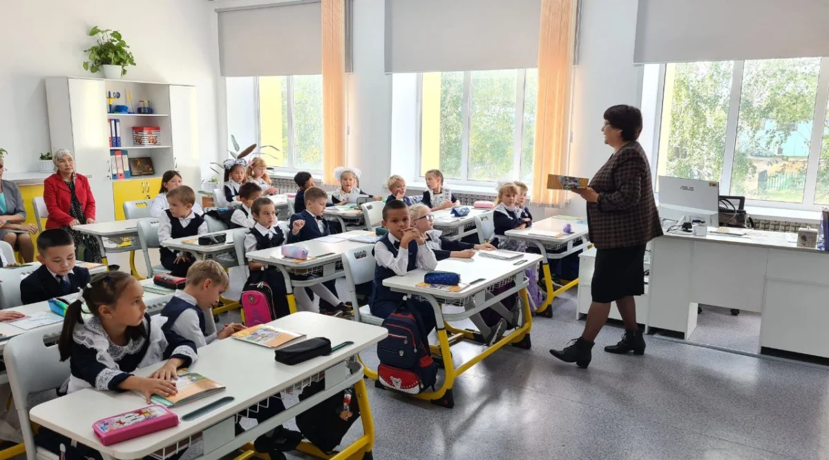 Учитель и школьники в классе
