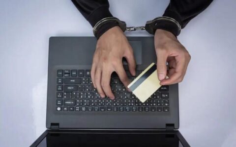 В Казахстане заблокировали 30 тысяч дроп-карт, связанных с наркоторговлей 10 Человек в наручниках за ноутбуком