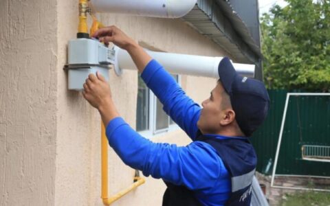 Мужчина устанавливает газовое оборудование