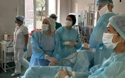 В Алматы проведены уникальные операции на беременных двойнями 5 Врачи на операции