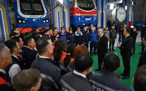 Касым-Жомарт Токаев общается с сотрудниками локомотивного завода