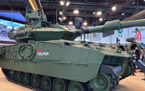 Танк в Абу-Даби на выставке NAVDEX-2025.
