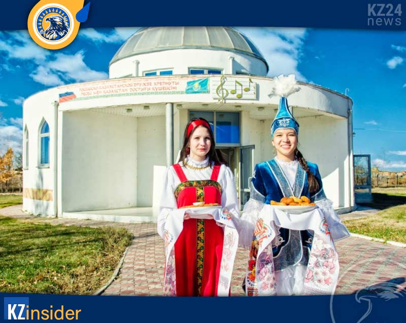 Русская и казахская девушки