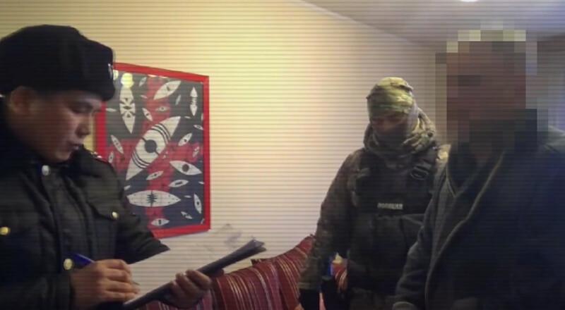 Полицейский во время рейда