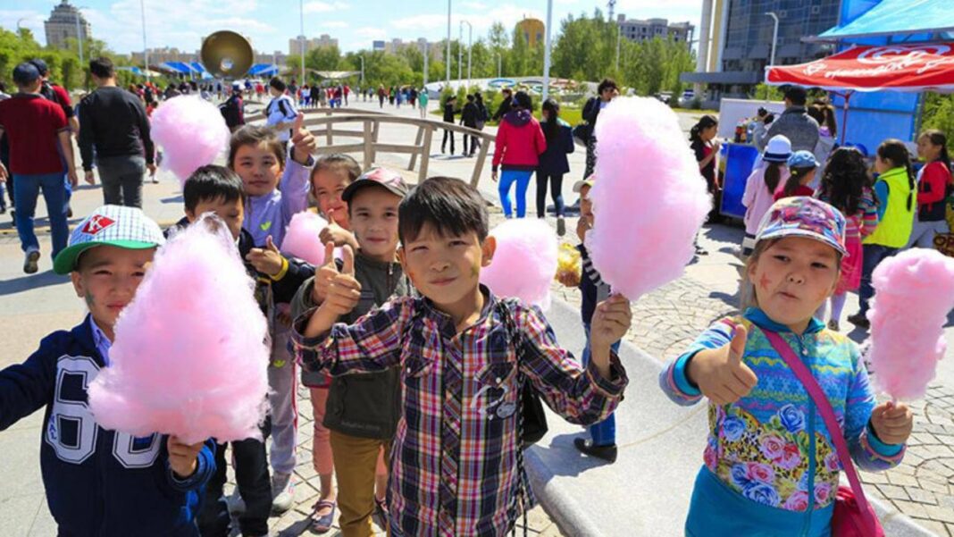 Дети со сладкой ватой