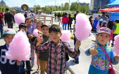 Дети со сладкой ватой