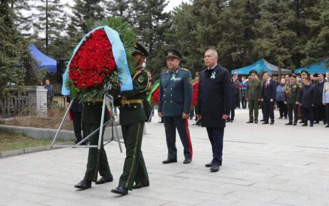 Возложение венков к памятнику погибшим советским и монгольским воинам в 1945 году в Китае
