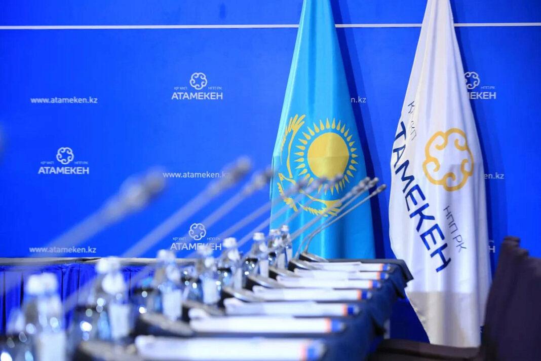 Флаги Казахстана и Палаты предпринимателей РК