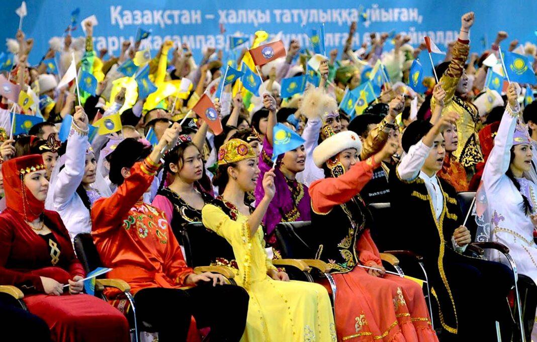 Люди в национальных костюмах