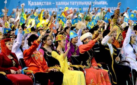 Люди в национальных костюмах