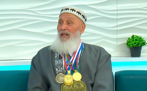 76-летний чемпион и его сын