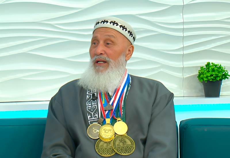76-летний чемпион и его сын