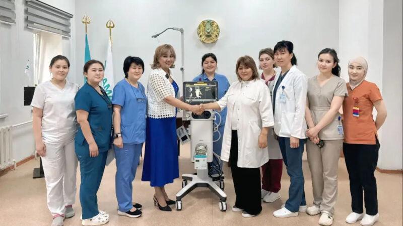 Nurbank передал перинатальному центру Алматы аппарат ИВЛ для новорожденных