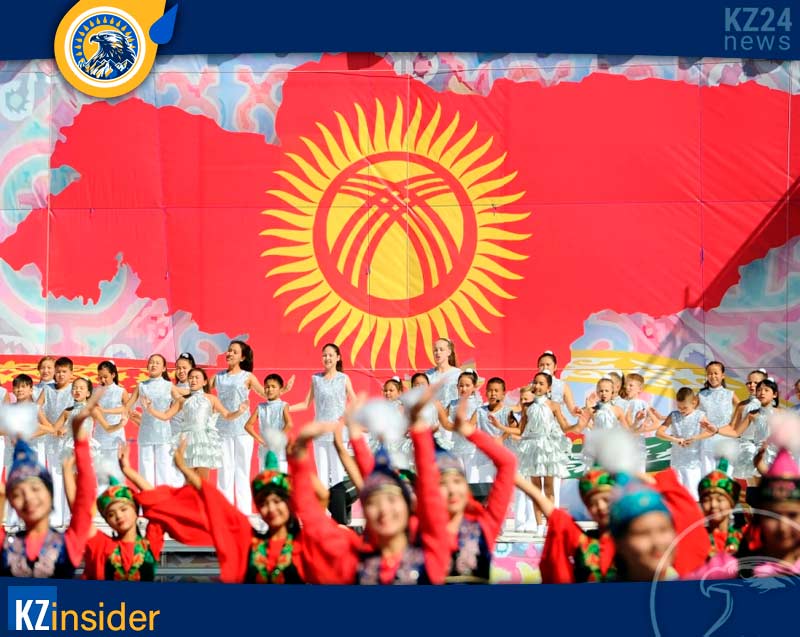 Кыргызстан жители с флагом