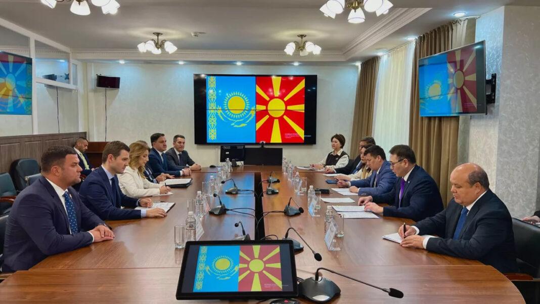 Глава Минторговли Арман Шаккалиев с министром иностранных дел и внешней торговли Северной Македонии Тимчо Муцунски
