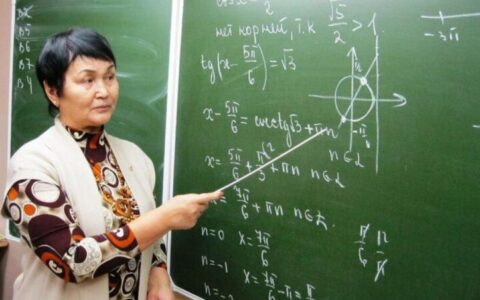 Учитель в школе