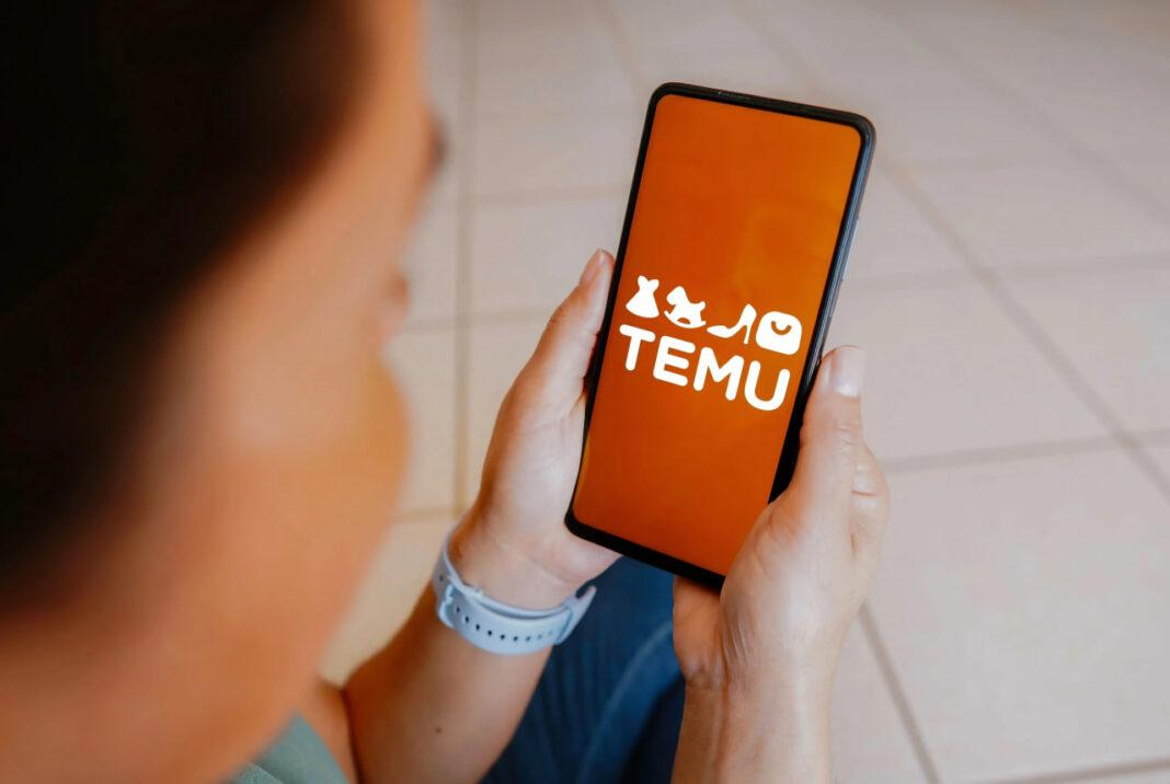 Девушка с телефоном