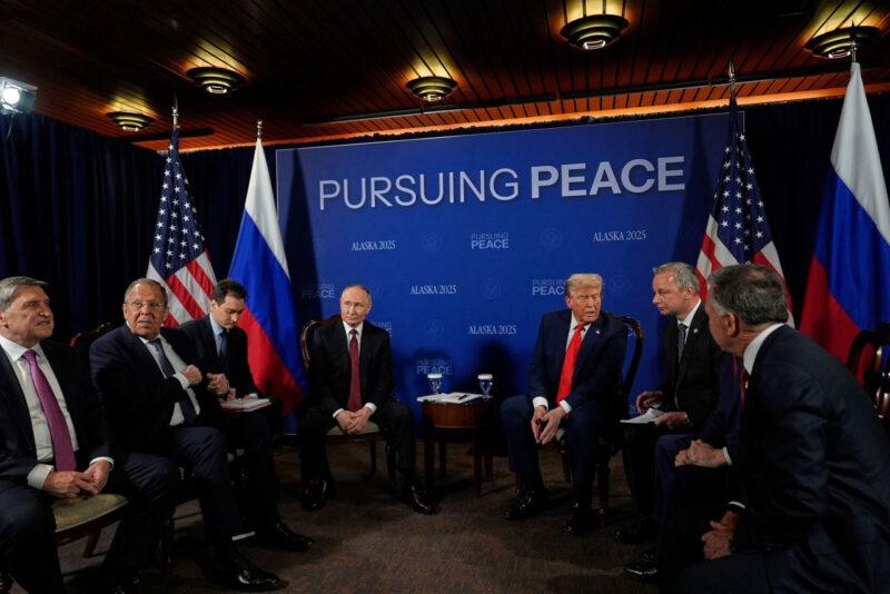 Путин и Трамп и делегации
