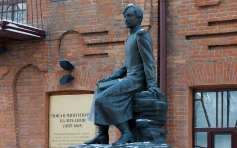 Памятник Шокану Валиханову