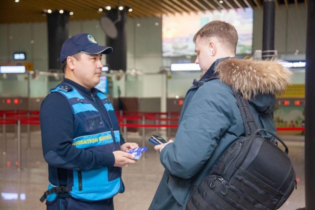 Полицейский проверяет документы