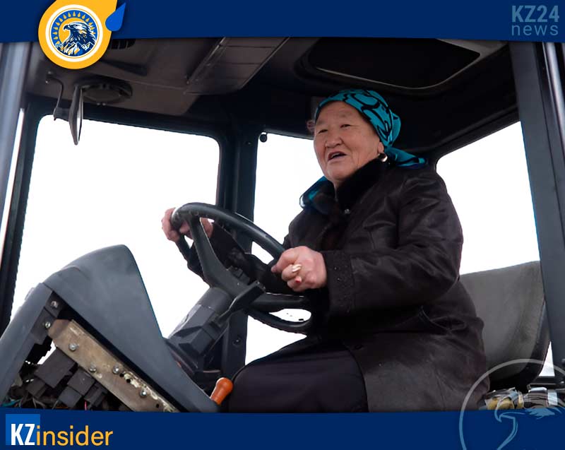 Мария Омарова управляет трактором