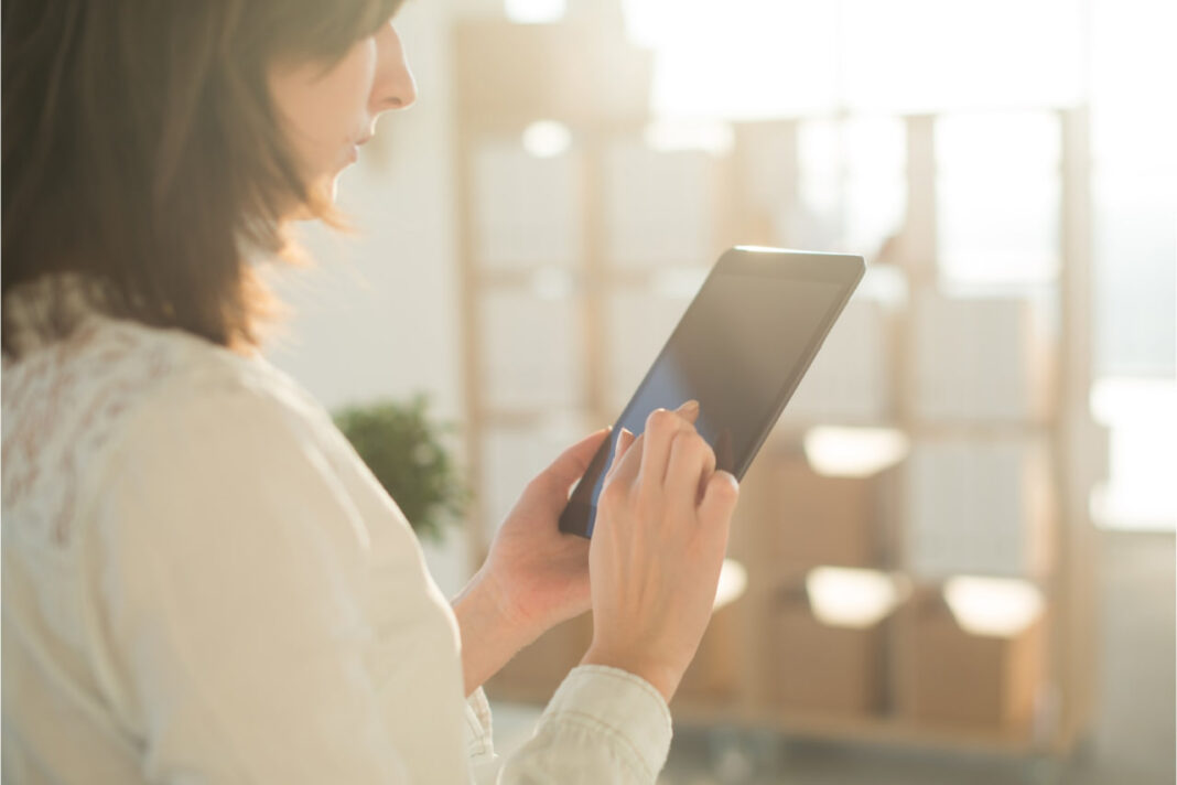 Девушка с планшетом