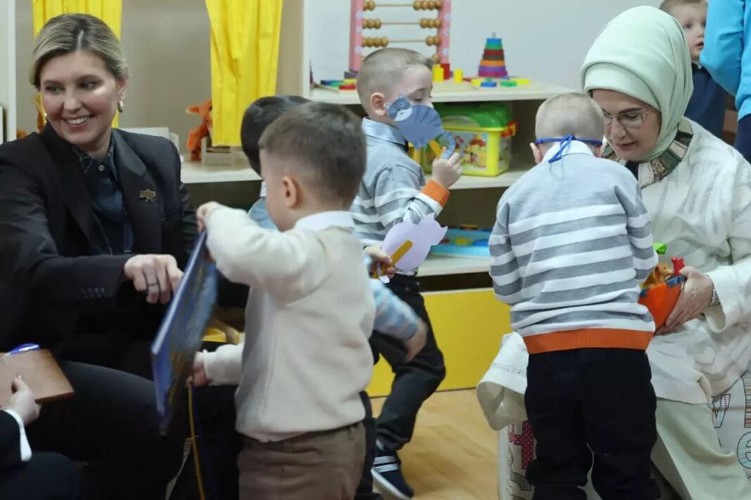 Эмине Эрдоган и Елена Зеленская с украинскими детьми
