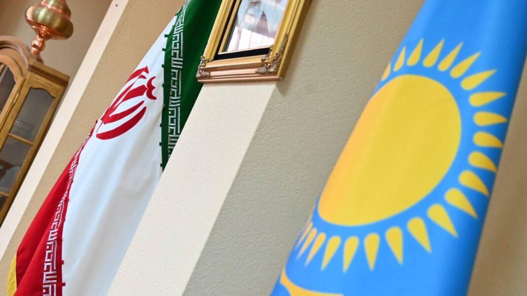 Флаги Ирана и Казахстана