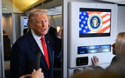 Президент США Дональд Трамп в комментариях журналистам на борту Air Force One