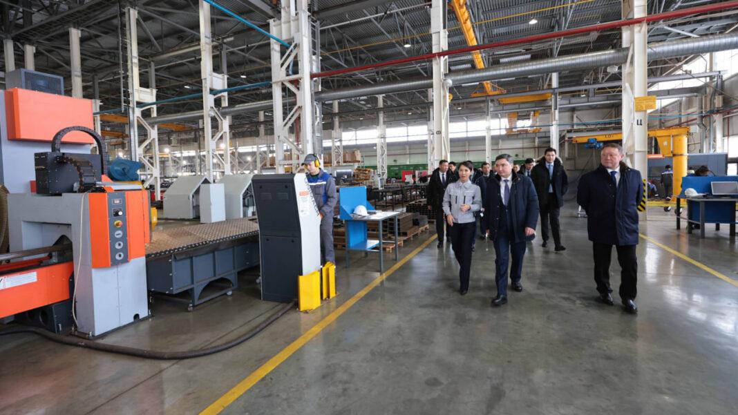 Премьер-министр Олжас Бектенов на предприятии