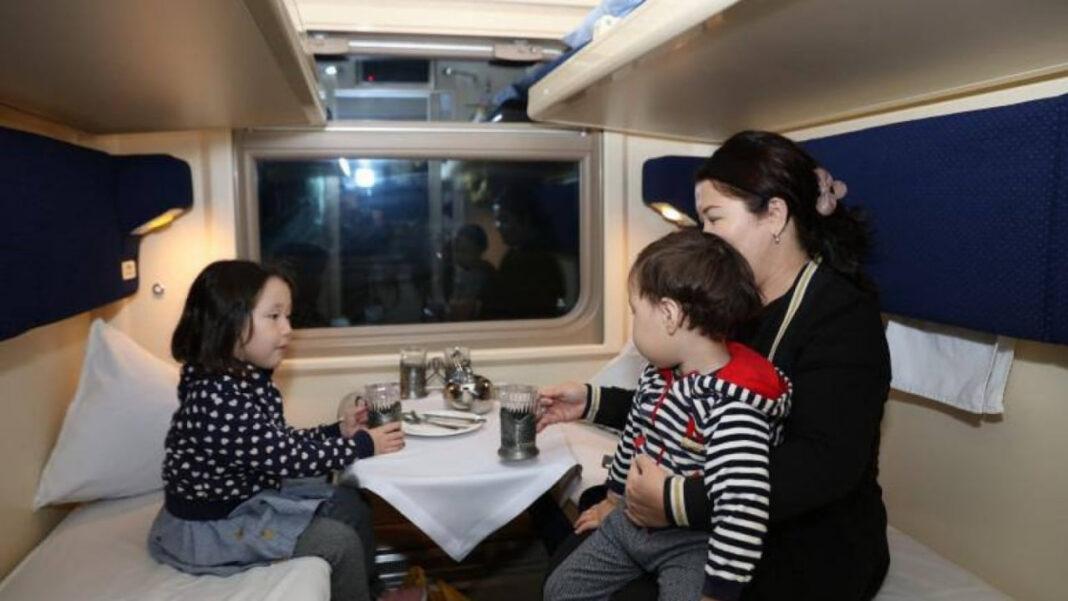 Женщина в поезде с детьми