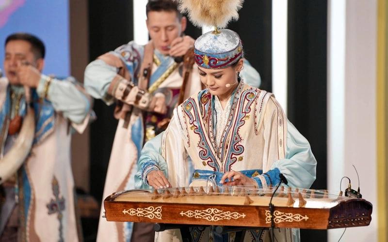 Женщина в казахском народном костюме