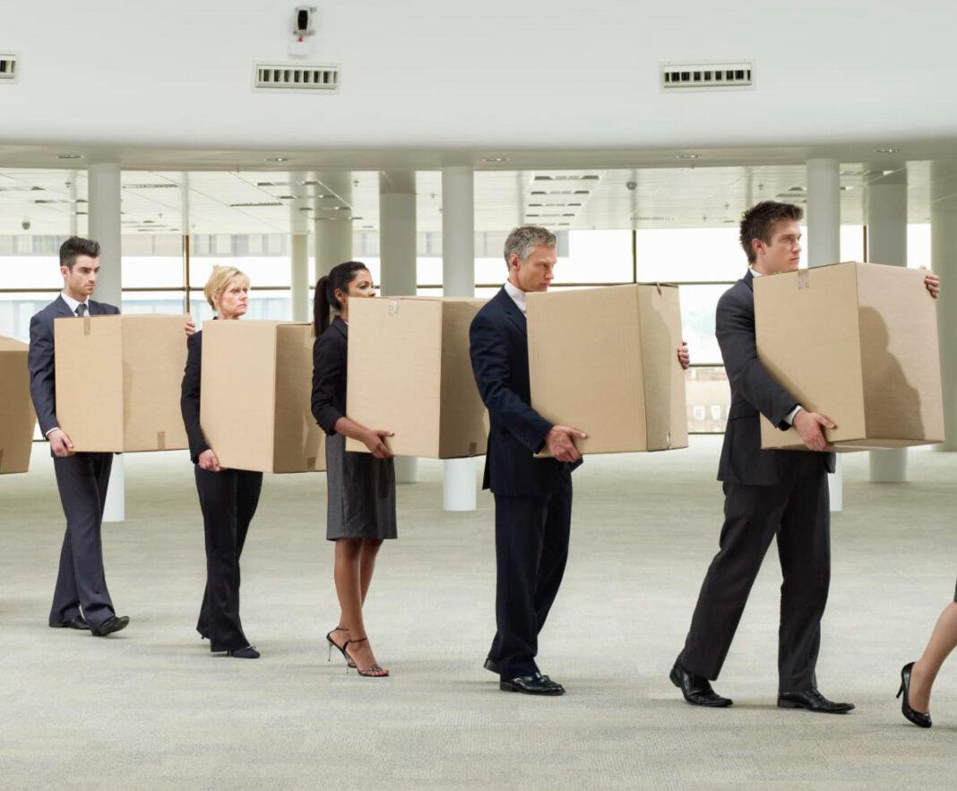 Люди с коробками