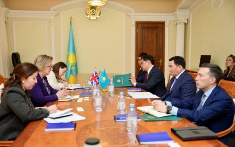 Министр энергетики Ерлан Аккенженов провел встречу с Чрезвычайным и Полномочным Послом Соединённого Королевства в РК Салли Аксворти