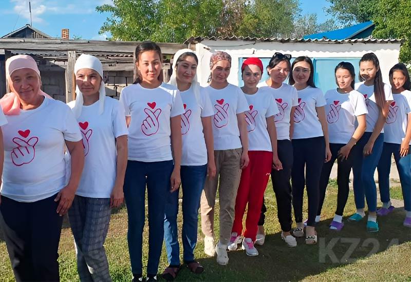 Айкен Балыкбаева с дочерьми