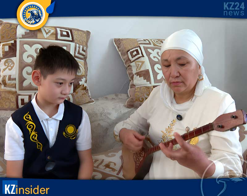 Мать героиня играет на домбре