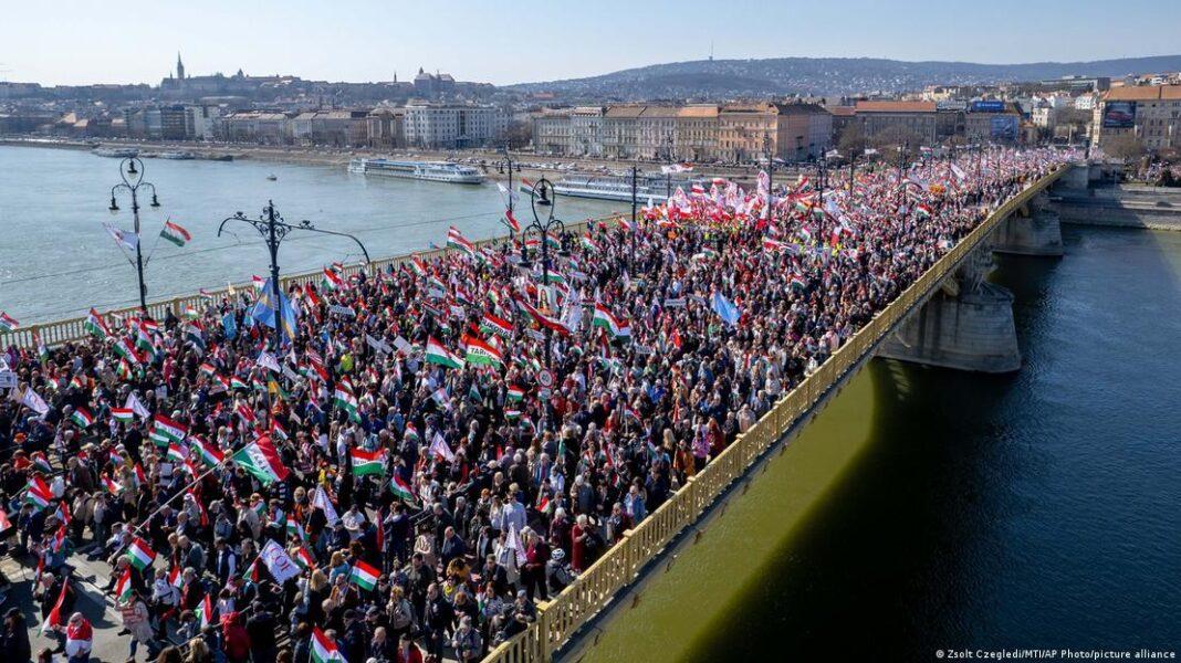 Митинги в Будапеште перед парламентскими выборами показывают раскол страны Митинги в Будапеште перед парламентскими выборами показывают раскол страны