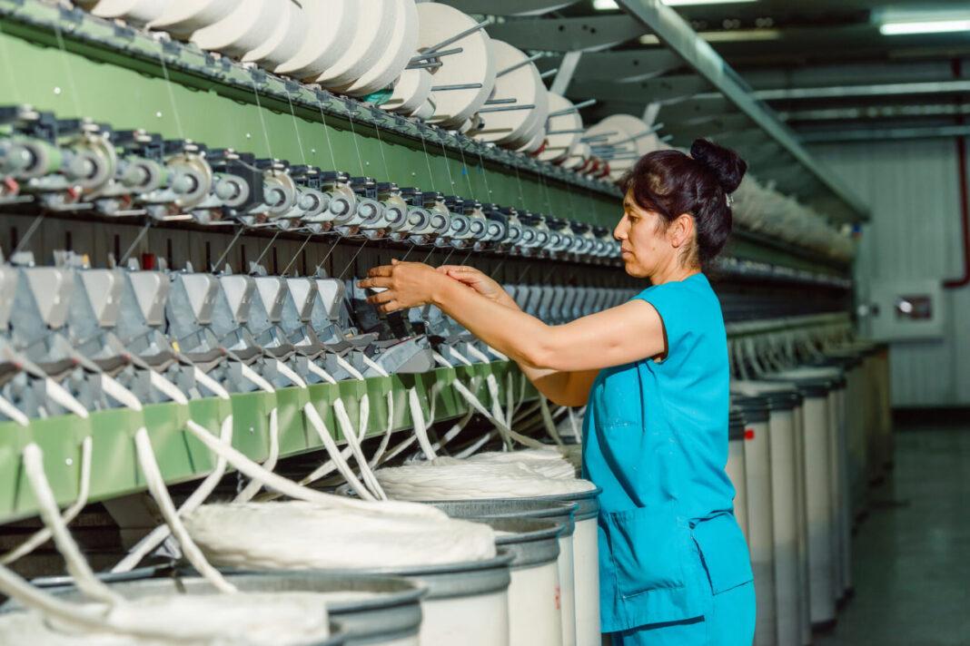 Женщина у станка