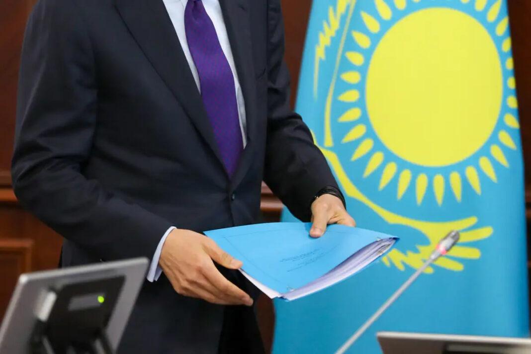 Человек с папкой